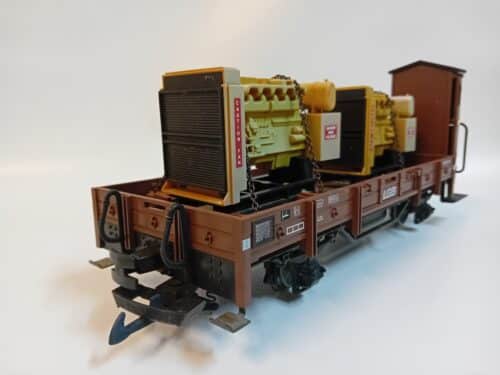 LGB 40130 Lage goederenwagen met platform en remcabine. Twee motoren als vracht