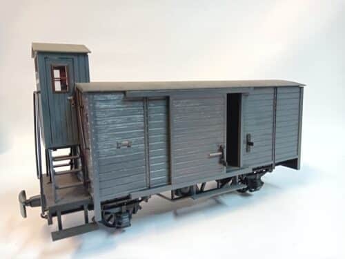 Gesloten goederenwagen GW 99-02-37 DR met hoog remhuisje kleur grijs