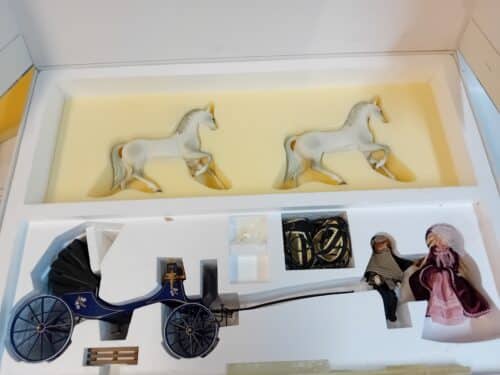 marklin 16030 High Society koets 1908 met porceleinen paarden en Heidi Ott poppen