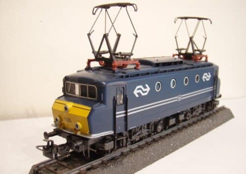 Marklin 3327 1100 'Botsneus' van de NS Blauw Geel