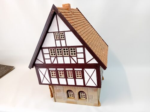 alpen vakwerk huis voor bij de LGB treinen