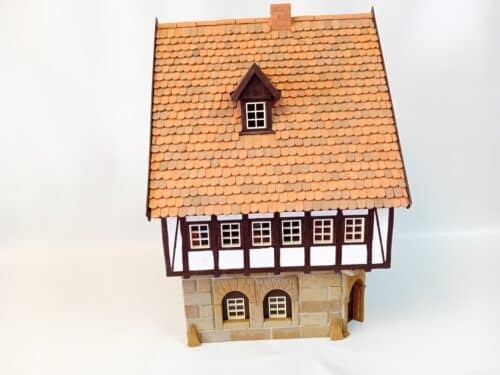 alpen vakwerk huis voor bij de LGB treinen