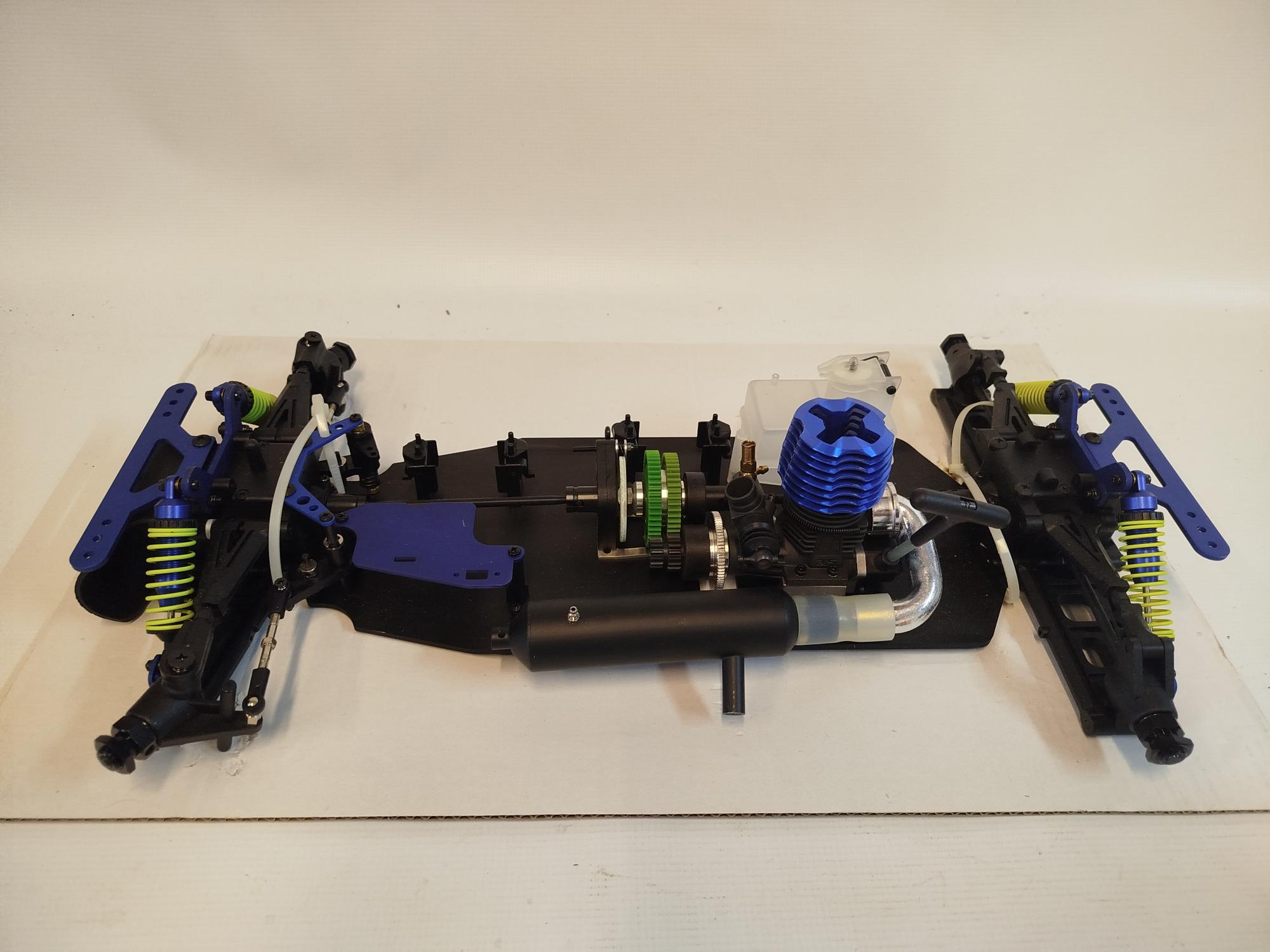 Carson Super Scale nitro auto met Mercedes-Benz body