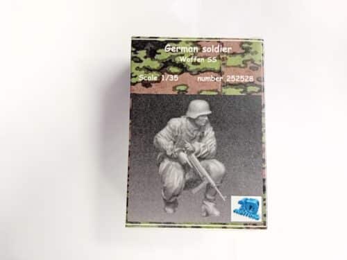 Frontline scale models 252528 German soldier waffen SS