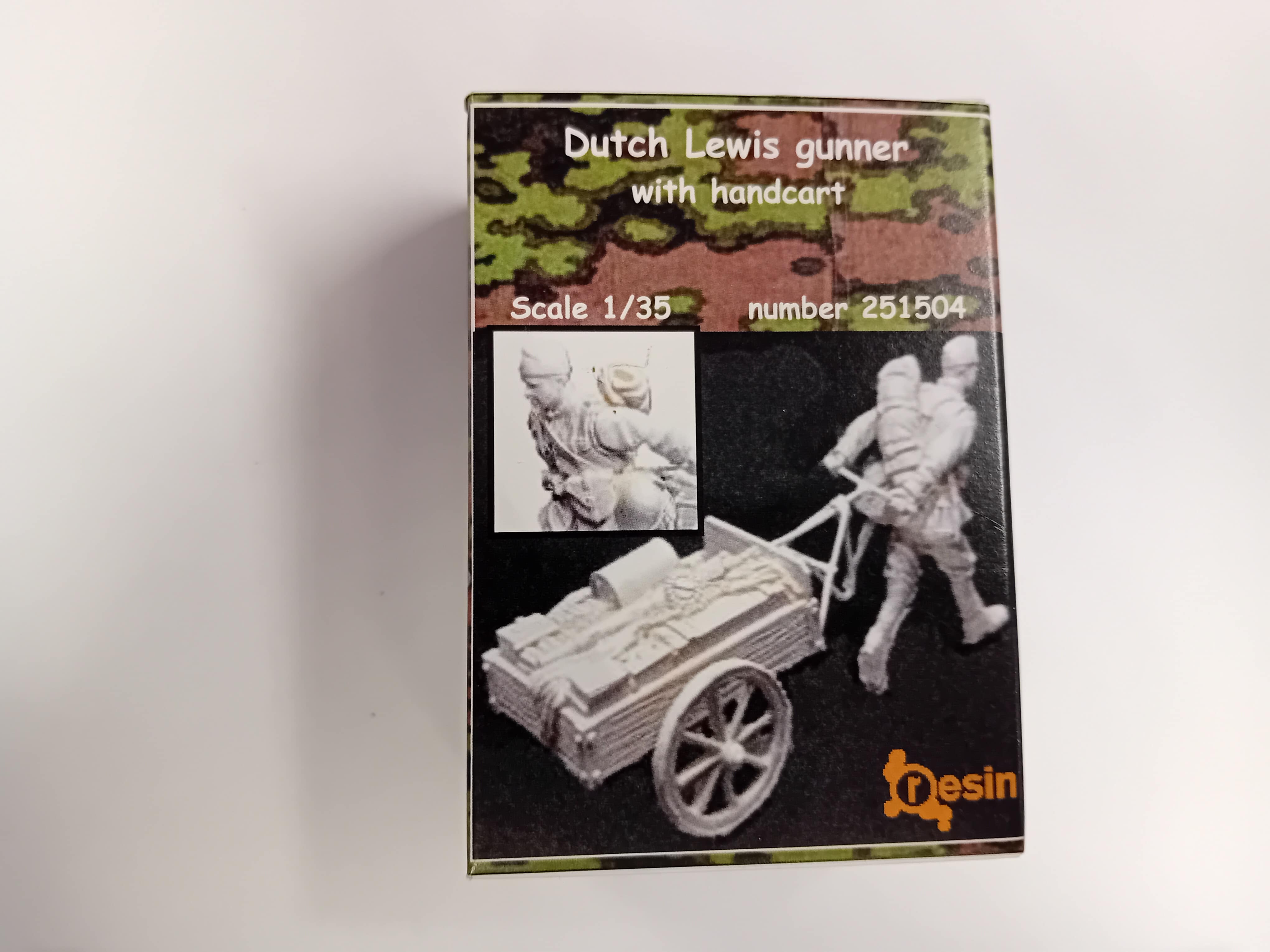 Frontline scale models 253504 Dutch lewis gunner with handcart