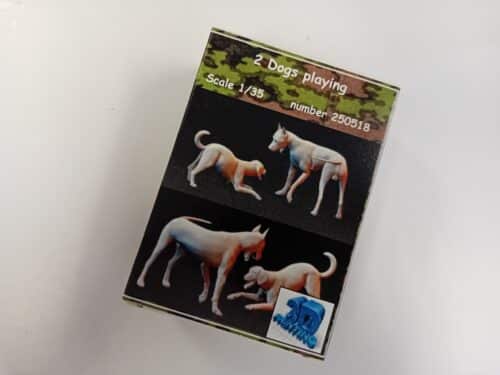 Frontline scale models 250518 2 dogs playing