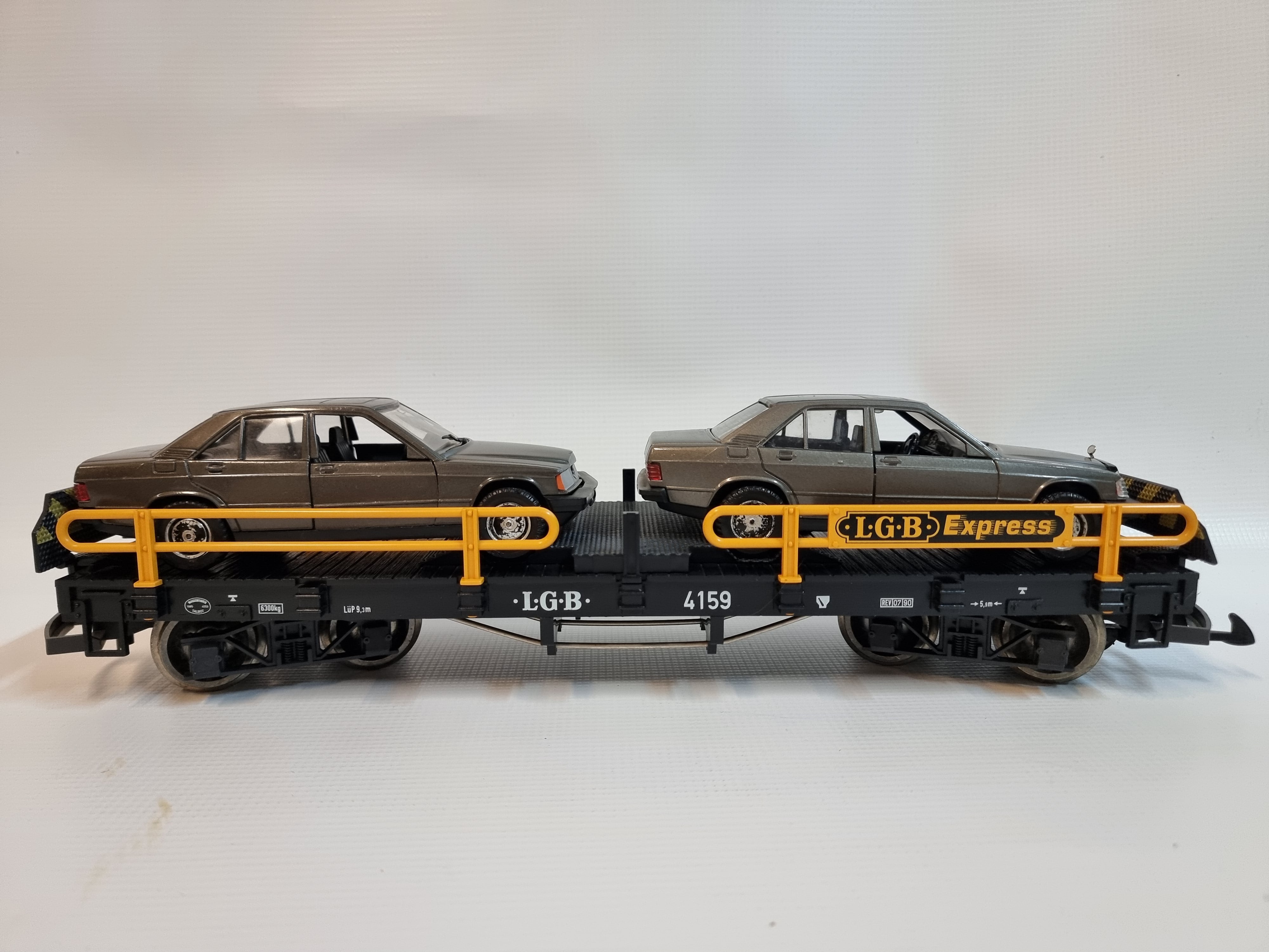 LGB 4059 Demo Autotransporter met 2 Mercedes auto's
